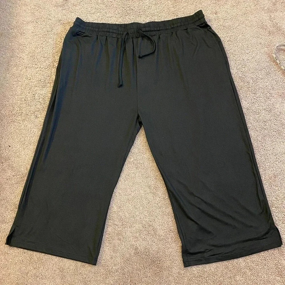 Oyanus Supper stretchy and Comfortable Knee Length Pants/Shorts Women Size 3XL - Picture 1 of 4